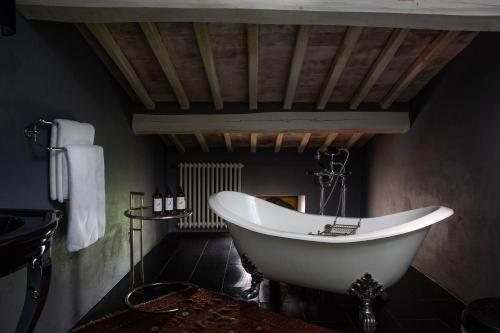 Habitación con baño con bañera blanca. en Casa Nobile en Castelmuzio