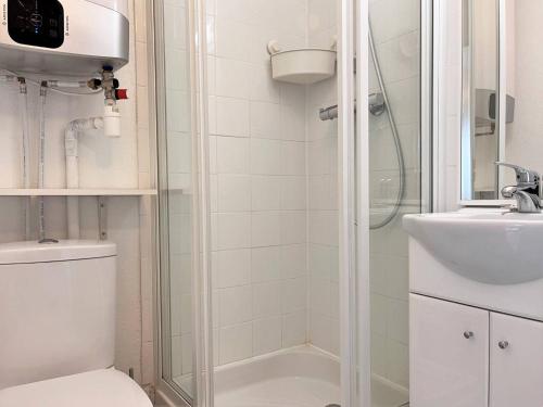 une salle de bain avec une douche, des toilettes et un lavabo dans l'établissement Studio avec terrasse, parking privé proche mer - FR-1-251-506, à Bormes-les-Mimosas