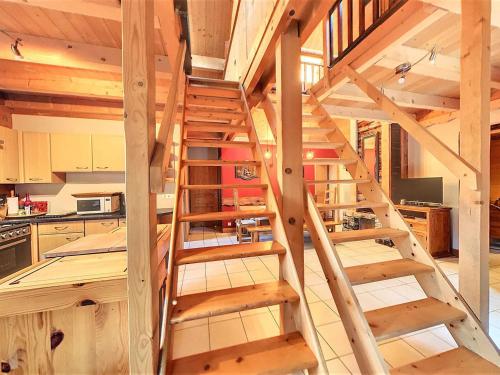 un escalier en bois dans une cuisine dans une cabane en rondins dans l'établissement Appartement 3* pour 12 pers, terrasse sud, proche télésiège et navette, parking privé - FR-1-267-250, à Villarembert