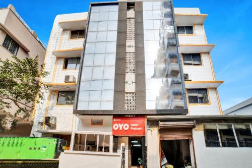un edificio alto con un cartel delante en OYO Flagship Prakash Inn en Jamshedpur