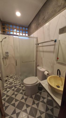 een badkamer met een toilet en een wastafel bij Mountain Ecolodge in Gubukklakah
