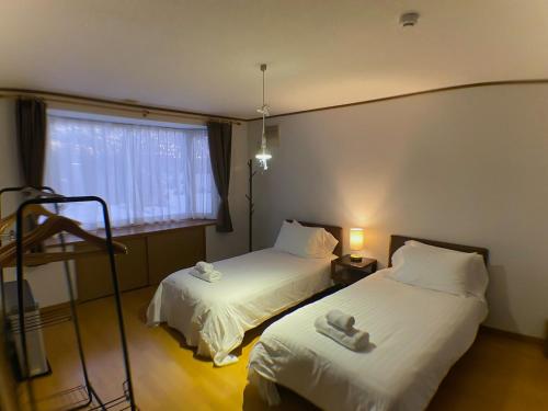 een hotelkamer met 2 bedden en een raam bij SUN HOUSE in Makkari