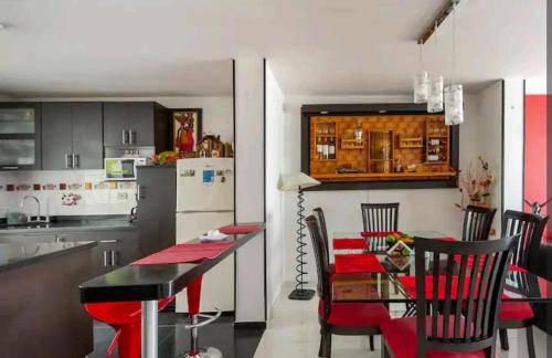 cocina y comedor con mesa y sillas en Alojamiento "Cómo en CASA" cerca al Aeropuerto!!, en Bogotá