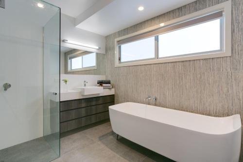 Ένα μπάνιο στο Cadogan Sands