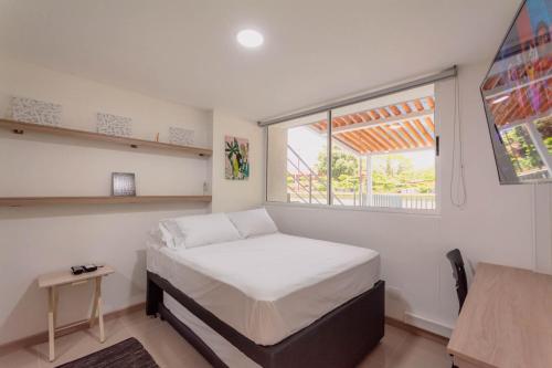 Habitación pequeña con cama y ventana en Apartasol Dominica Citadela Di Sole, en Santa Fe de Antioquia