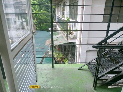 uma vista da varanda de uma casa em KS RESIDENCES em Manila