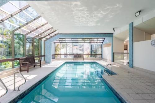 uma grande piscina com tecto de vidro em Longbeach Luxe, Surfers Paradise em Gold Coast