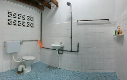 a bathroom with a toilet and a sink at Sri Cengal Homestay in Kuala Terengganu