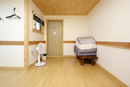 een kamer met een stoel en een toilet in een kamer bij Moran Guesthouse in Jeonju