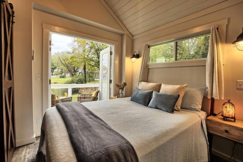 1 dormitorio con cama y ventana grande en Tiny house near waterfall hikes, en Flat Rock