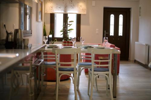 ein Esszimmer mit einem Tisch und einigen Stühlen in der Unterkunft Το Σπίτι της Ευτυχίας Σουίτα in Karpenisi