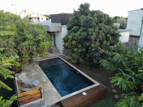 - une piscine dans la cour d'une maison dans l'établissement le raphael ( chambre piscine), à Saint-Joseph