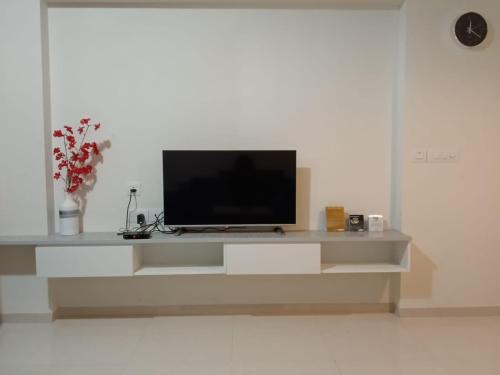 Una televisión o centro de entretenimiento en Apartel by Aarin - Oragadam