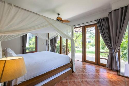 Postel nebo postele na pokoji v ubytování Large 7 Bed Luxury Villa on the Golf Course PHJ