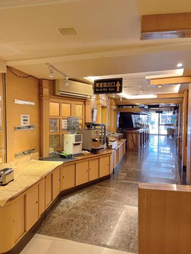 a large kitchen with wooden counter tops in a restaurant at 爵起商務飯店 in Taoyuan