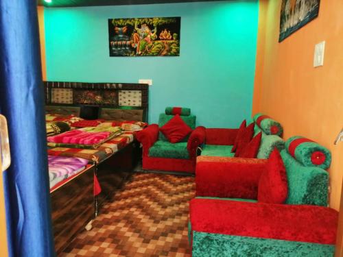 Zimmer mit 2 Betten, einem Sofa und Stühlen in der Unterkunft Shri Narayan Tourist lodge & Chandica hotel in Trijugi Nārāyan