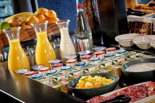 een tafel met verschillende soorten eten en drinken bij Campanile Evry Ouest - Corbeil Essonnes in Corbeil-Essonnes