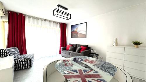un salon avec une table et un canapé dans l'établissement Beau studio centre Juan les Pins à 300m des plages, à Antibes