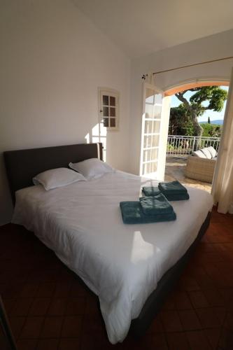 un grand lit avec deux serviettes dessus dans l'établissement Villa Ardema - Sainte-Maxime - sea view - 4 bedrooms - private pool - air conditioning, à Sainte-Maxime
