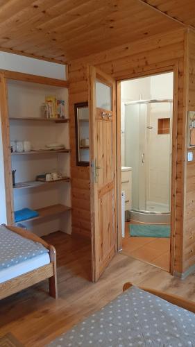 Pokój z sypialnią z drzwiami i łazienką w obiekcie uKozaków w mieście Zubrzyca Dolna