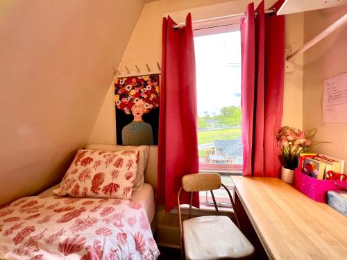 een kleine slaapkamer met een bed en een raam bij Private Room TINY with Shared Bathroom near Airport and Downtown Seattle in Seattle