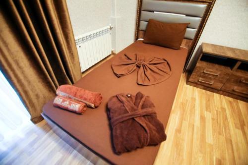 Zimmer mit einem Bett, einem Spiegel und einer Tasche in der Unterkunft Nur Naftalan in Naftalan