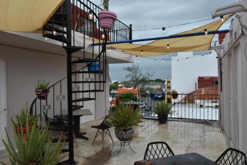 un patio con una escalera de caracol en un balcón en Hotel Colonial San Carlos en Cancún