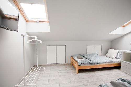 Ένα ή περισσότερα κρεβάτια σε δωμάτιο στο Spokojna Apartamenty