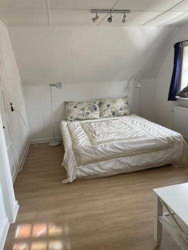 Un pat sau paturi într-o cameră la ØsterLars blue Pearl