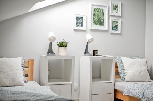 Ένα ή περισσότερα κρεβάτια σε δωμάτιο στο Spokojna Apartamenty
