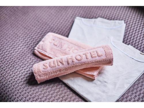 un paio di asciugamani e una spazzola su un tavolo di Urayasu Sun Hotel - Vacation STAY 33007v a Urayasu
