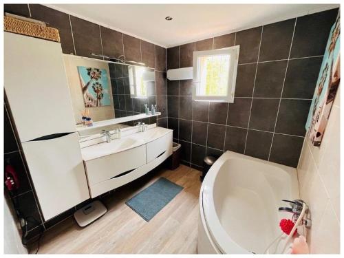 une salle de bain avec toilettes, lavabo et baignoire dans l'établissement Maison Clochette, Belle Villa Piscine, à Martigues