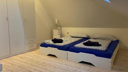1 dormitorio con 2 camas individuales y espejo en Ferienwohnung Trupermoor, en Lilienthal