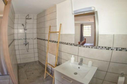 Koupelna v ubytování bungalow avec piscine chauffée.