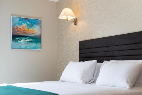 Una cama o camas en una habitación de Ballina Manor Hotel