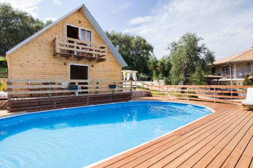 Πισίνα στο ή κοντά στο Romantic Tree House