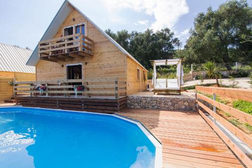 Πισίνα στο ή κοντά στο Romantic Tree House