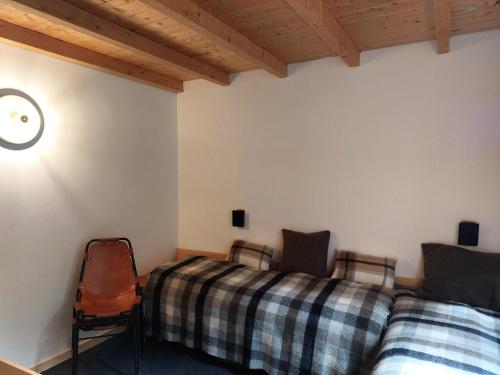 - une chambre avec 2 lits et une horloge murale dans l'établissement Résidence Nova - Studio pour 2 Personnes 244, à Arc 1800