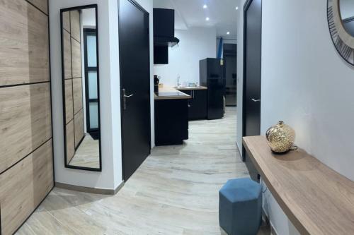 Cette chambre dispose d'un couloir avec un comptoir et un miroir. dans l'établissement La Case Baies Roses - Maison F2, à Saint-Denis