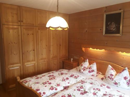 a bedroom with a bed and a lamp at Haus Widlbrandlehen in Schönau am Königssee