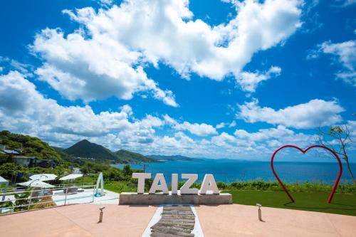 a view of the ocean from a resort with a heart sculpture at Jukaitei in Kyotango