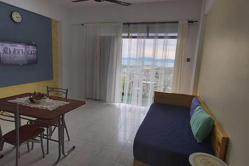 ein Schlafzimmer mit einem Bett und einem Tisch sowie ein Esszimmer in der Unterkunft 1Bedroom SeaView StudioApartment in Kuah