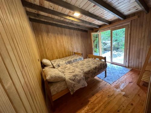 een slaapkamer met een bed in een kamer met een raam bij Kardobungalow in Cayeli