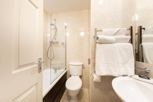 Un baño de Ballina Manor Hotel