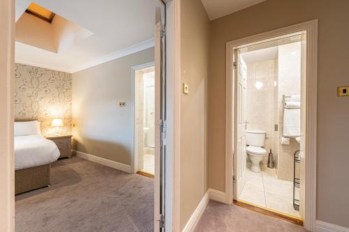 Un baño de Ballina Manor Hotel