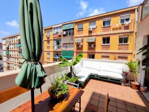 d'une terrasse avec un cactus et un canapé sur un balcon. dans l'établissement Manuela Nogales Apartments!, à Malaga
