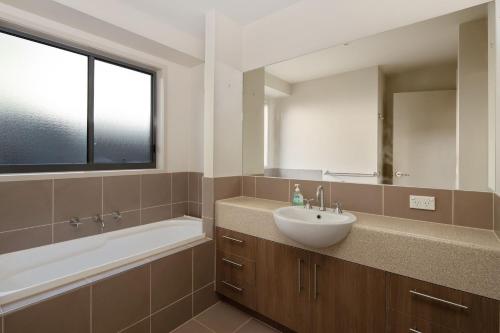 Ванна кімната в 3 at 35 Phillip Island Rd