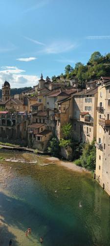Un grupo de personas nadando en un río con edificios. en L'élie sous les noyers, Le gite, en Clérieux