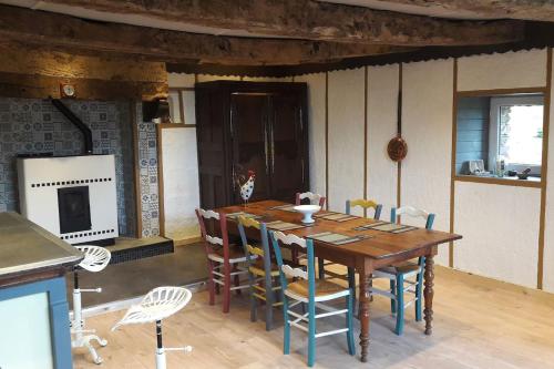 une salle à manger avec une table et des chaises en bois dans l'établissement gite brocéliande est, à Iffendic