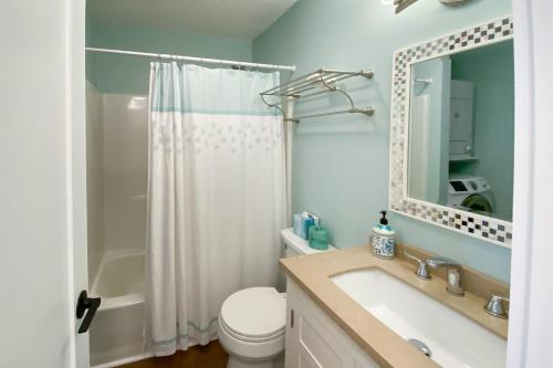 ヒルトン・ヘッド・アイランドにあるHilton Head Resort 4226のバスルーム(洗面台、トイレ、鏡付)